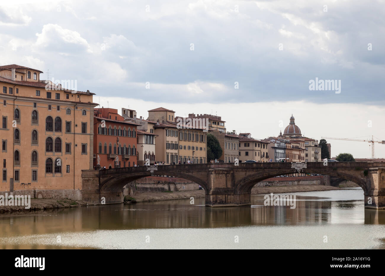 Pont sur la rivière Ste. Trinité Arno, Florence, Italie. L'église de San Frediano in Cestello est vu dans l'arrière-plan. Banque D'Images