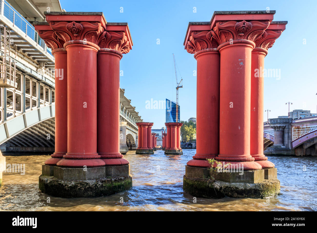 Les piliers rouge marquant l'emplacement de l'ancien pont ferroviaire de Blackfriars, London, UK Banque D'Images