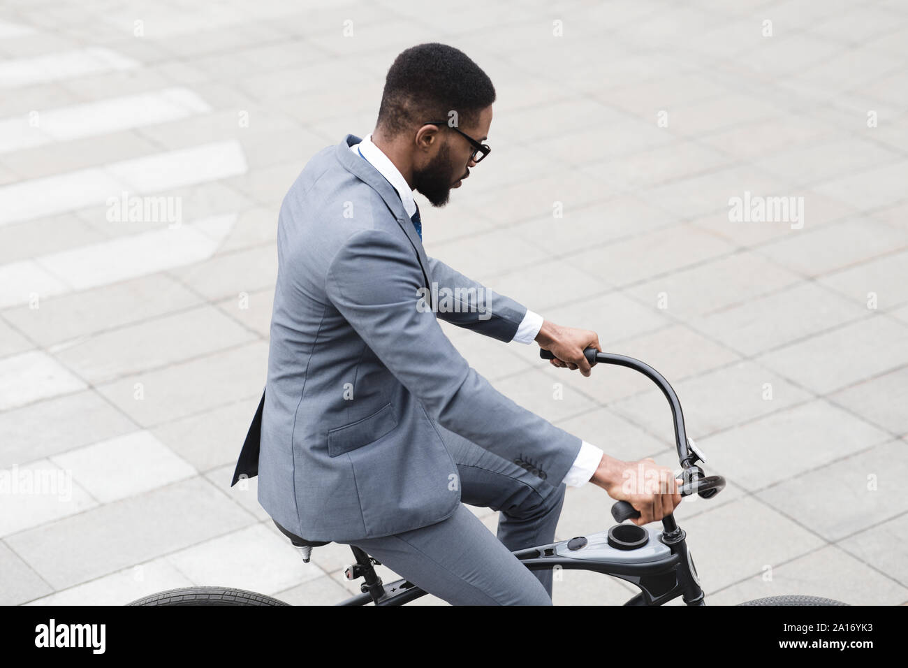 African businessman riding active au travail en vélo Banque D'Images