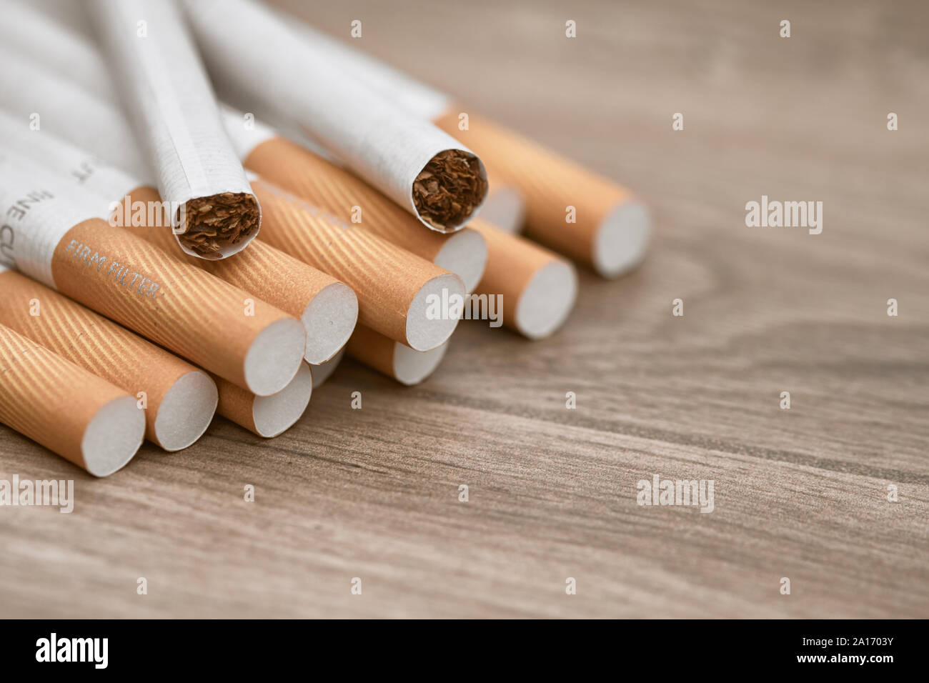 Les cigarettes de tabac sur une table en bois Banque D'Images