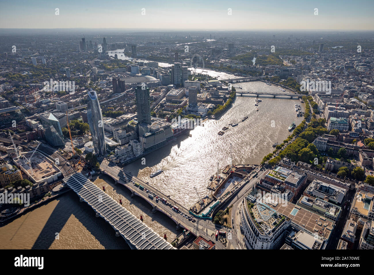 Septembre 2019, Vue Panoramique vue aérienne de la Tamise à l'ouest de Londres, après avoir Blackfriars Bridge au premier plan. Banque D'Images