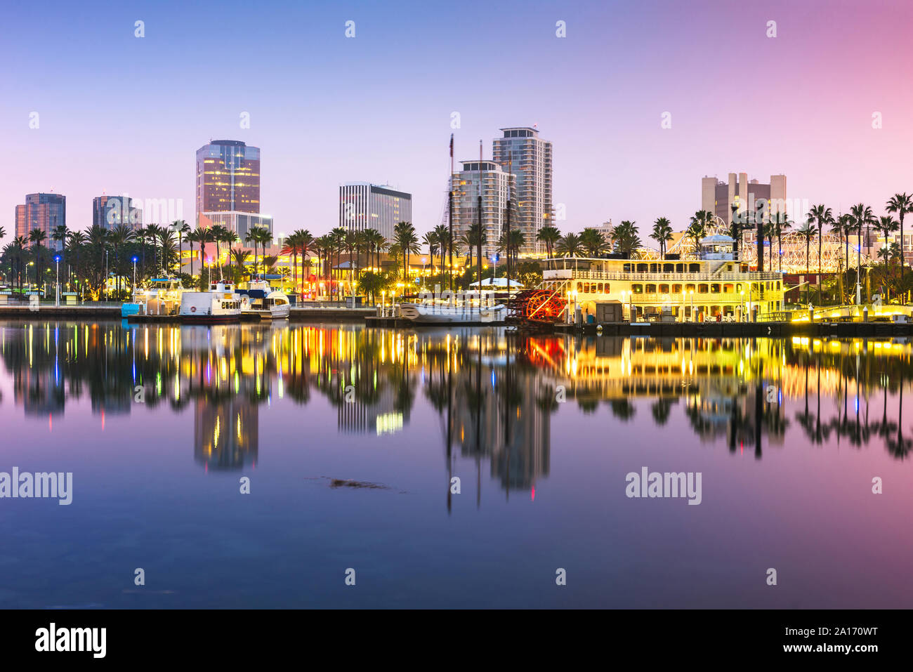 Long Beach, Californie, USA skyline at night. Banque D'Images