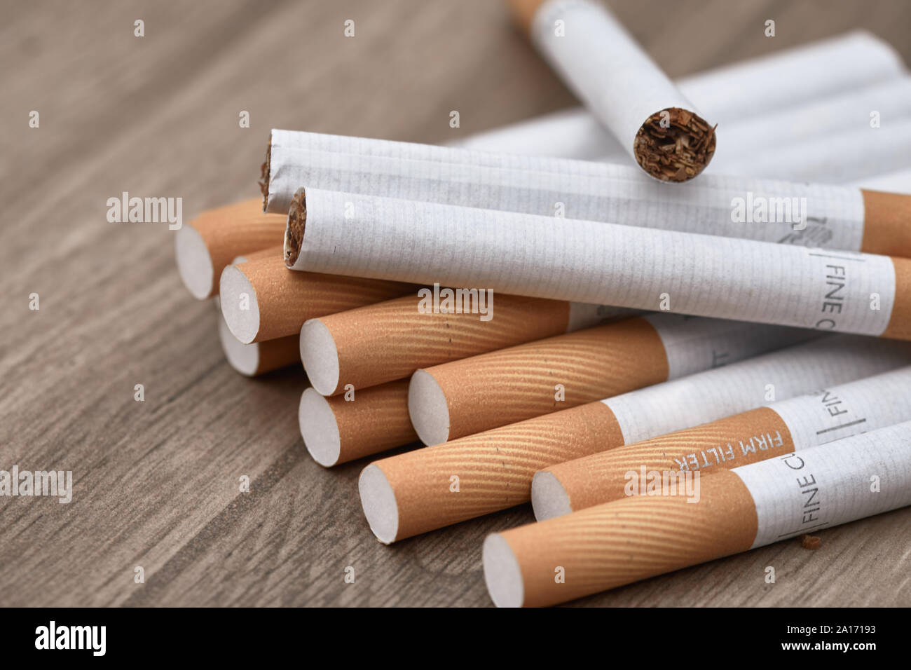 Les cigarettes de tabac sur une table en bois Banque D'Images