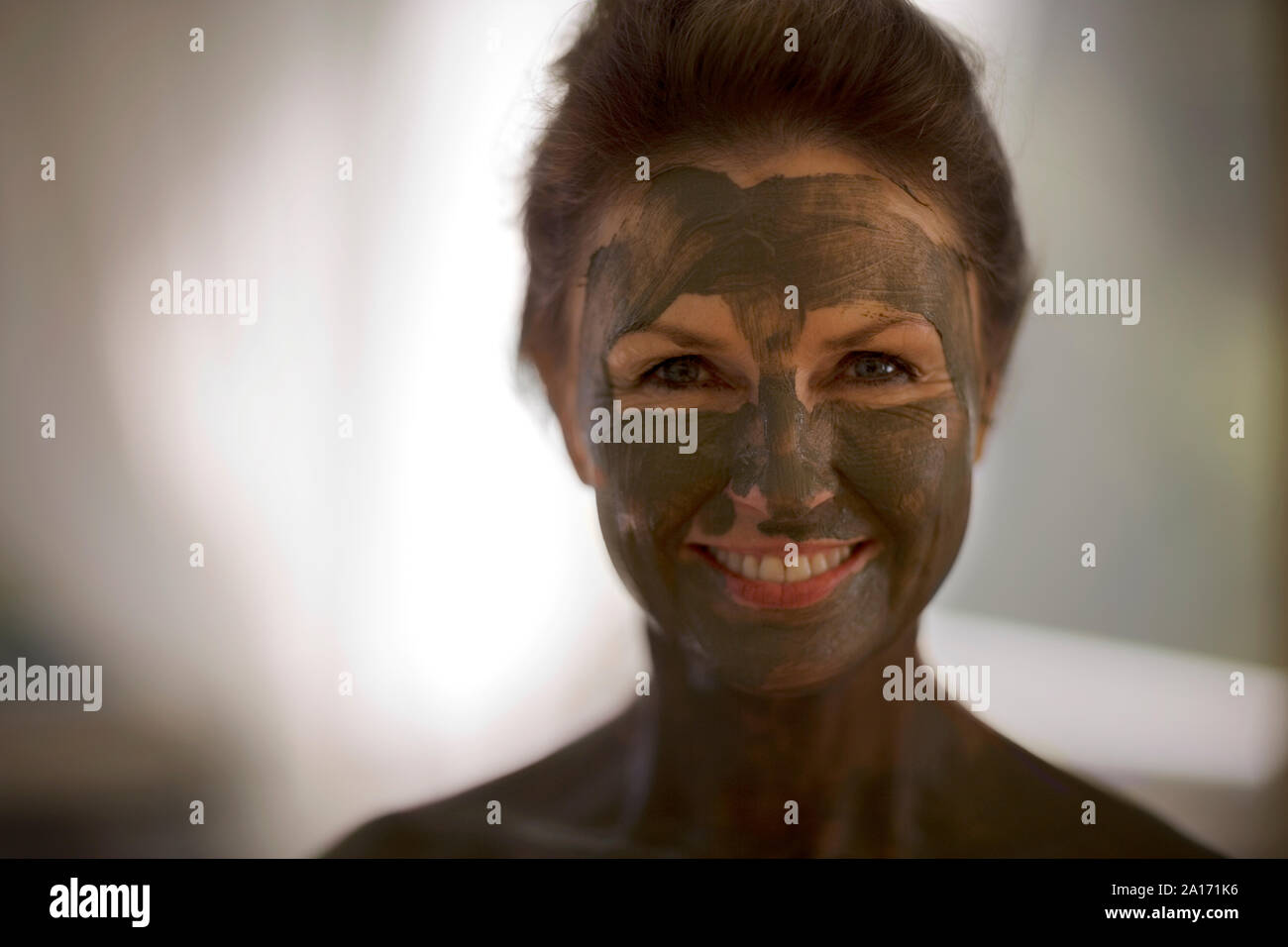 Portrait of a young woman having masque de boue appliquée à son corps. Banque D'Images
