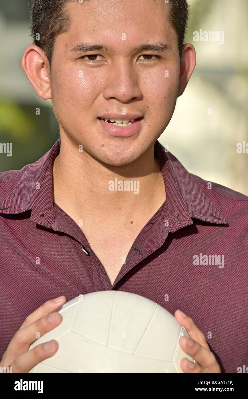 Athlète masculin fit sourire avec volley-ball Banque D'Images