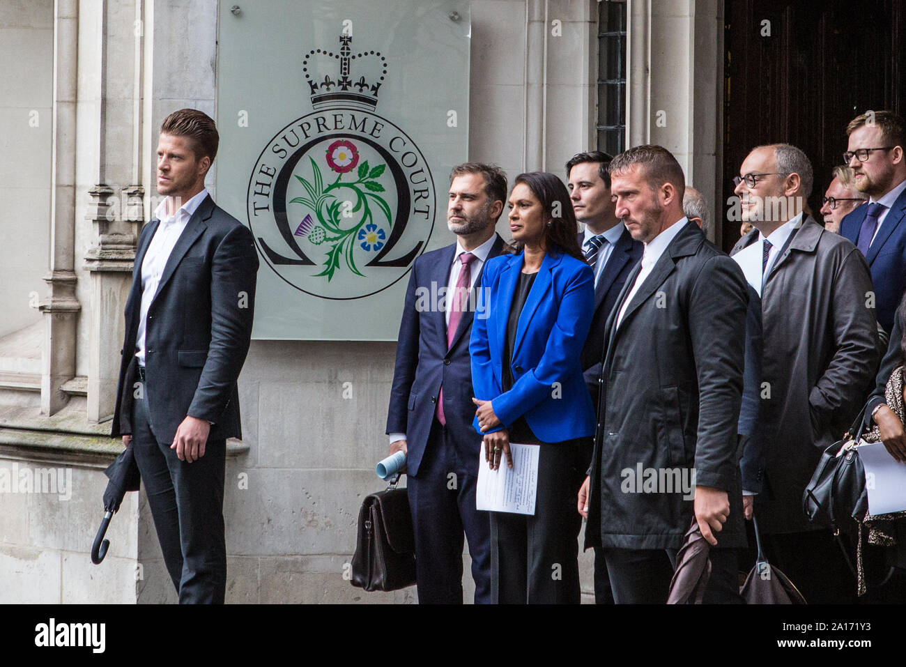 24 Sep 2019 Londres Royaume-uni Gina Miller (c) qui a présenté le défi juridique au cours de la suspension du parlement, se dégage de l'édifice de la Cour suprême à la suite d'un jugement que la prorogation du Parlement était illégale. Banque D'Images