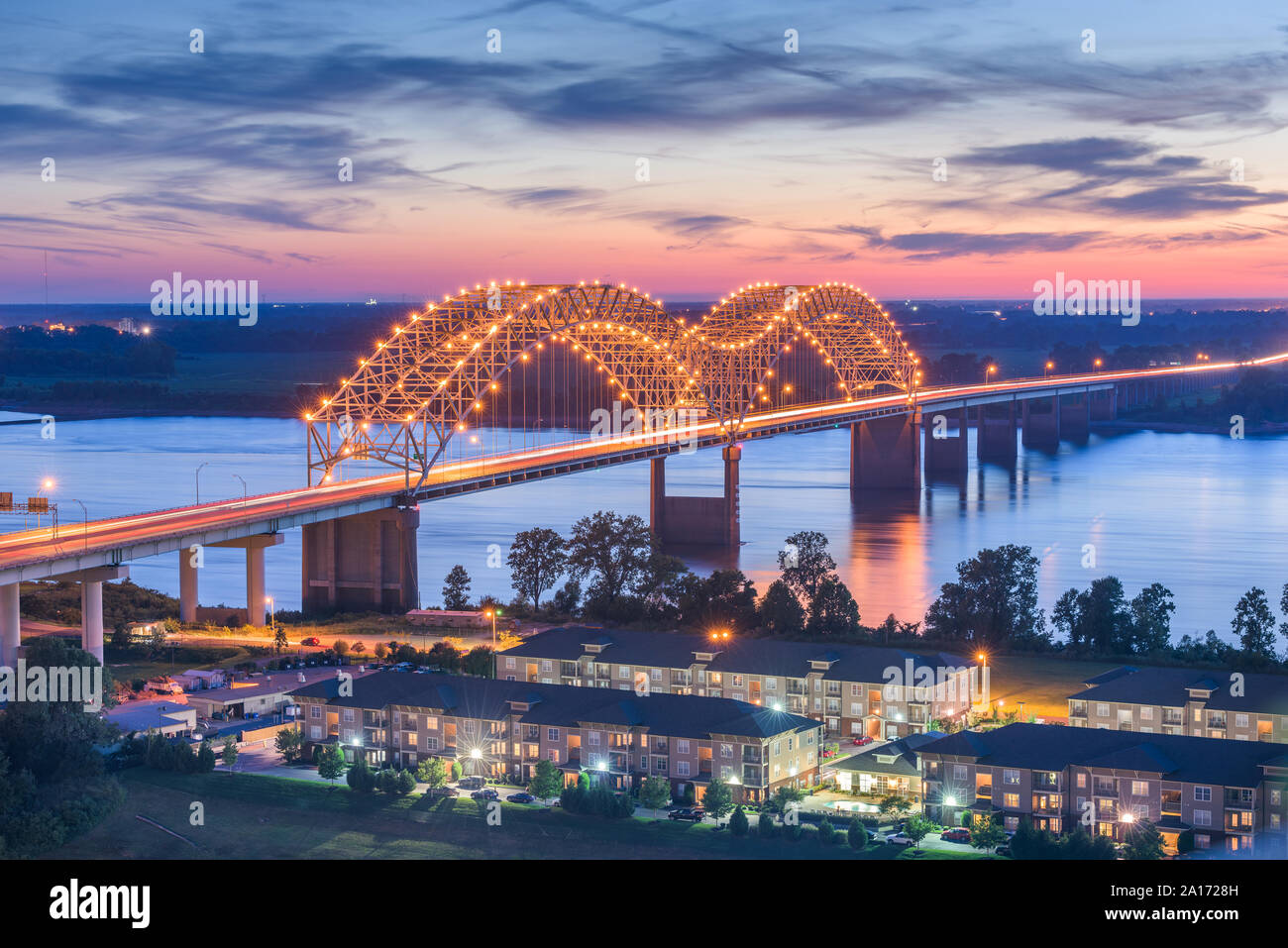 Memphis, Tennessee, USA à l'Hernando de Soto Bridge at Dusk. Banque D'Images