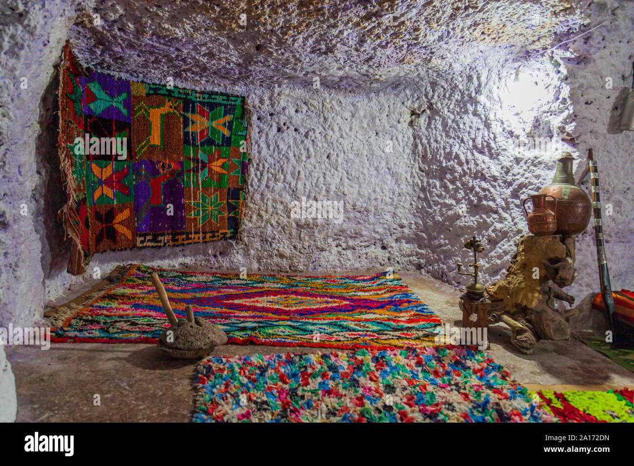 Cave traditionnelle berbère Accueil Maroc avec rug ameublement et tapis colorés plus anciennes maisons africaines Banque D'Images