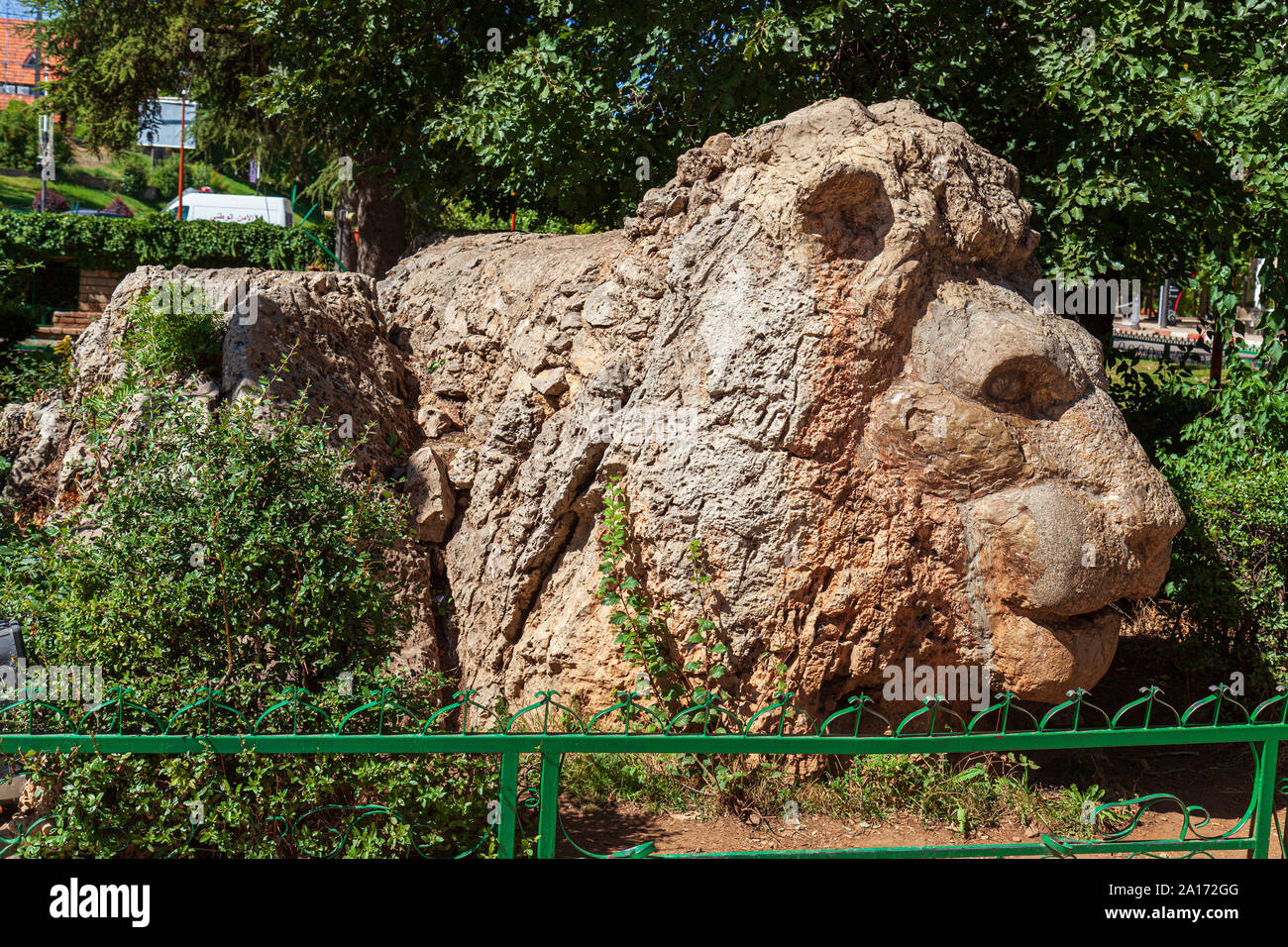 Le culte d'Ifrane est le lion de pierre qui se trouve sur une parcelle d'herbe près de l'Hôtel Chamonix Banque D'Images