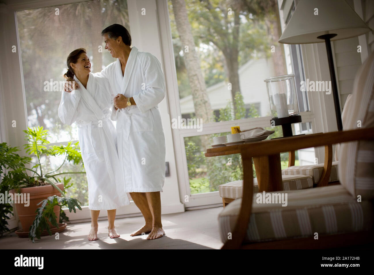 Mid-adult man tout en portant des peignoirs. Banque D'Images