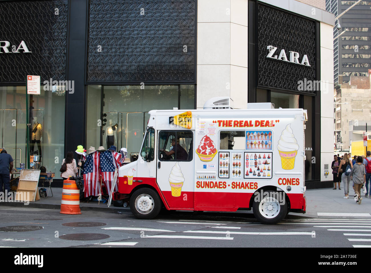 Les camions qui livrent de la crème glacée sundae, serre et les cônes en face de Zara Boutique, Financial District, Manhattan, New York City, New York, USA Banque D'Images Les camions qui livrent de la crème glacée sundae, serre et les cônes en face de Zara Boutique, Financial District, Manhattan, New York City, New York, USA Banque D'Images