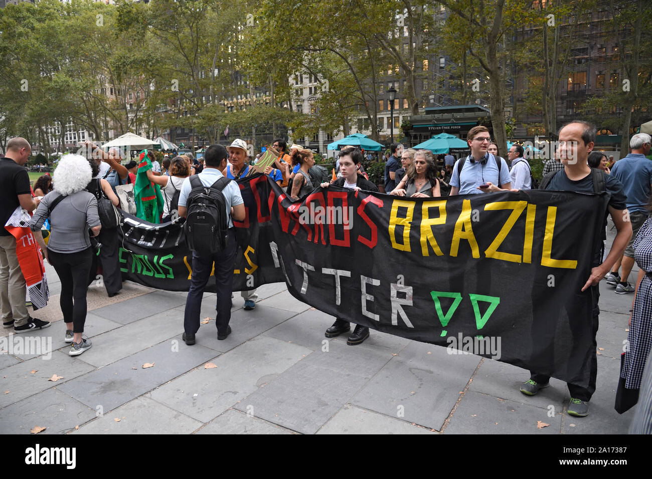 Bolsonaro manifestants anti tenant une bannière énorme pendant la montée et résister à l'indignation - en mars, une résistance le long de la Cinquième Avenue. Banque D'Images