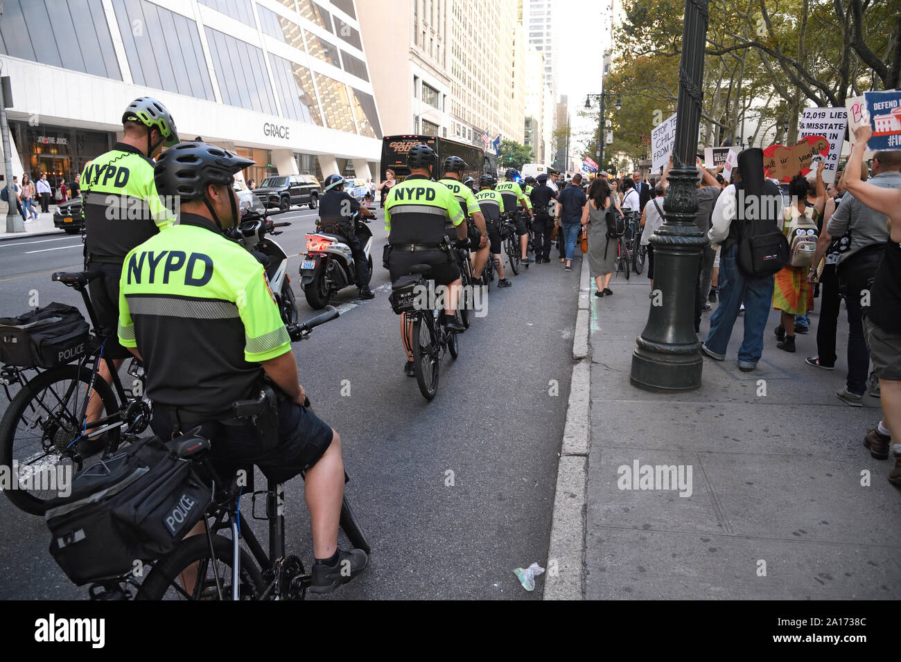 L'observation de la NYPD et résister à l'augmentation - United au scandale, une résistance le long de la Cinquième Avenue. Banque D'Images