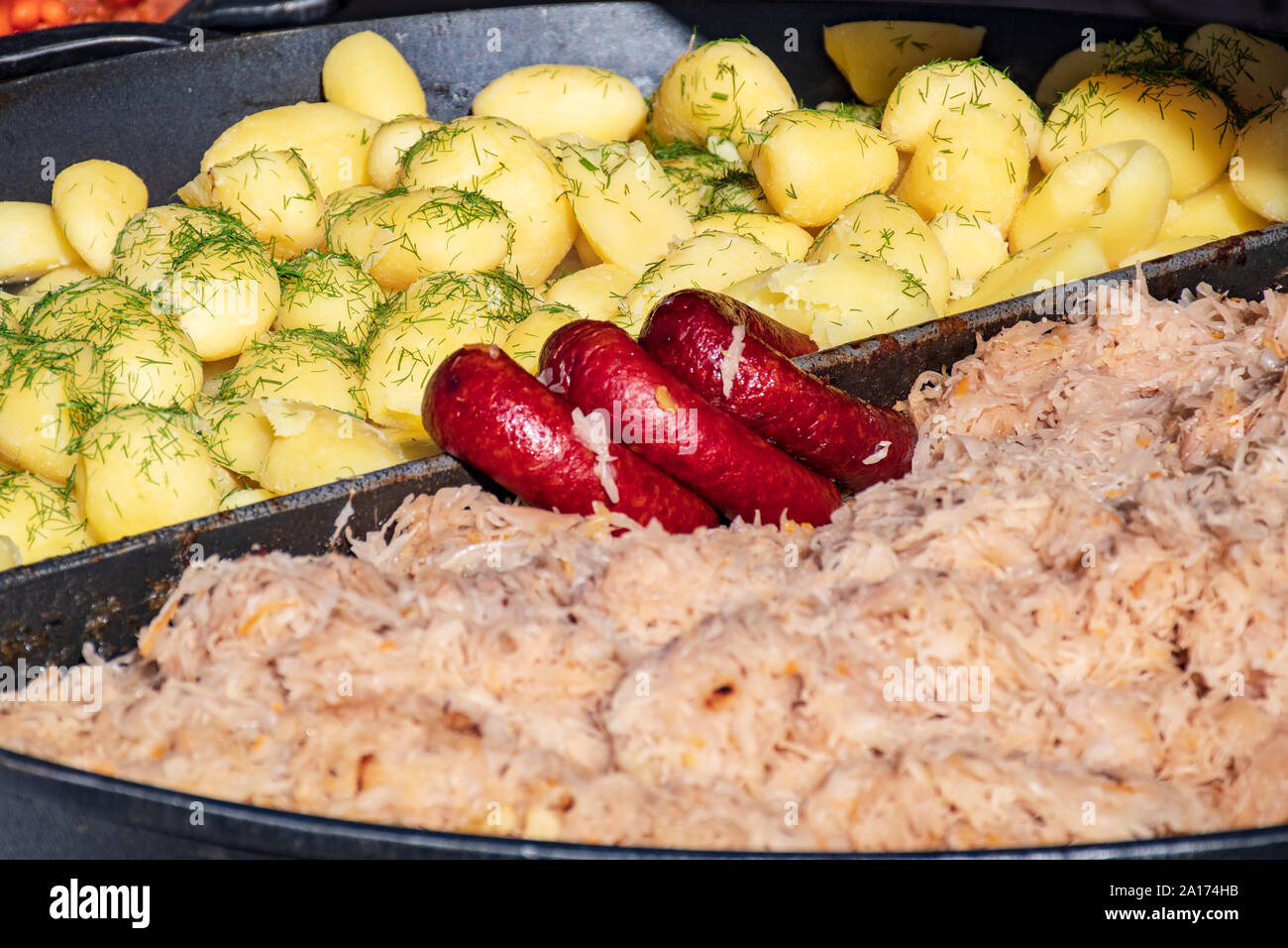 Plat traditionnel polonais avec de la saucisse, le chou et les pommes de terre Banque D'Images