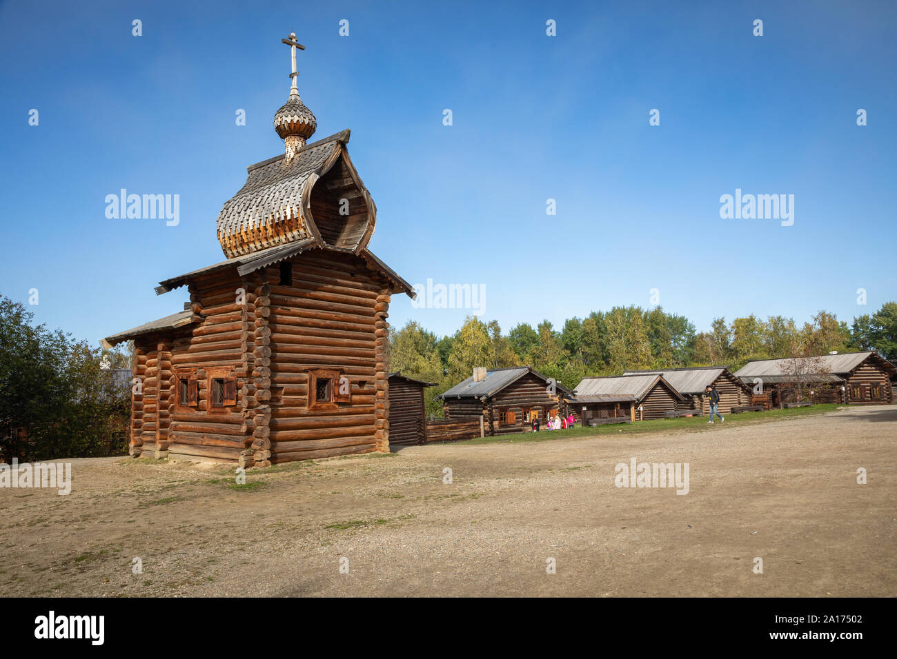Maison traditionnelle en bois de Sibérie dans le musée de Taltsy Architectural-Ethnographic. Banque D'Images