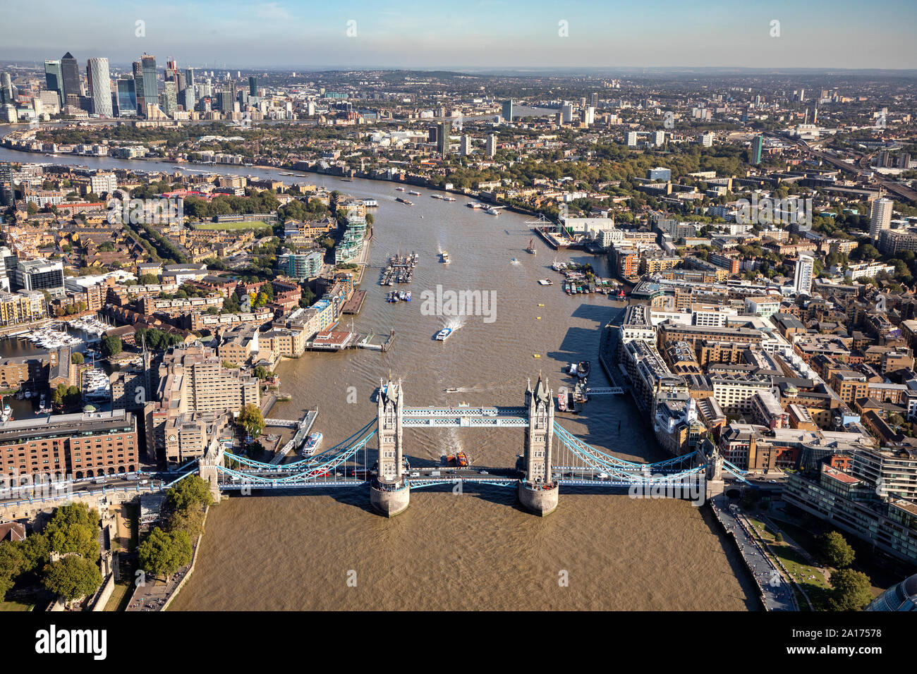 Septembre 2019, Antenne de ville de Londres - Tower Bridge et la Tamise vers Canary Wharf, ou à l'ouest de Londres Banque D'Images