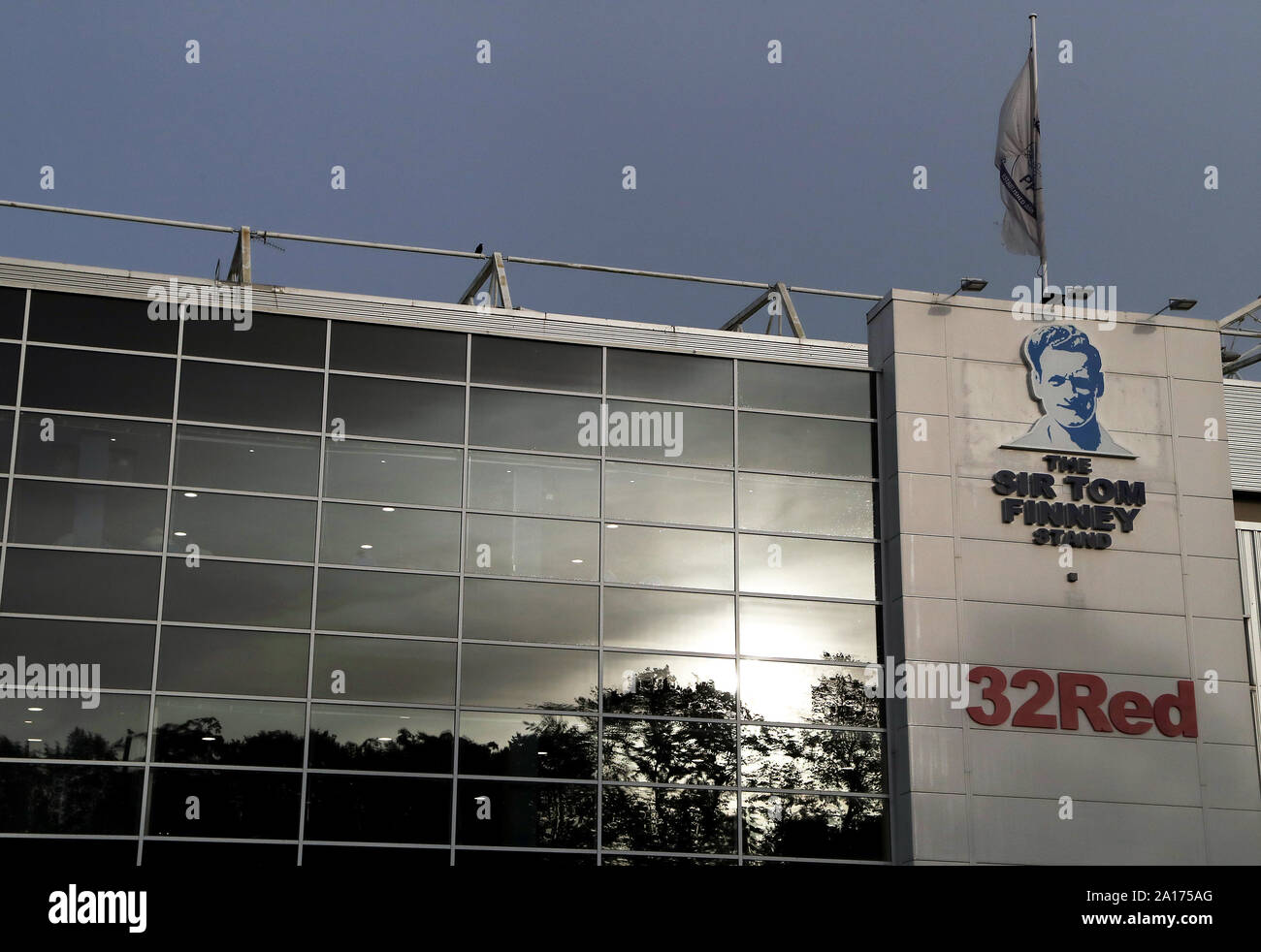 Vue générale de l'extérieur du terrain avant la Coupe du buffle, troisième tour match à Deepdale Stadium, Preston. PA Photo. Photo date : mardi 24 septembre 2019. Voir l'ACTIVITÉ DE SOCCER histoire Preston. Crédit photo doit se lire : Richard Ventes/PA Wire. RESTRICTIONS : EDITORIAL N'utilisez que pas d'utilisation non autorisée avec l'audio, vidéo, données, listes de luminaire, club ou la Ligue de logos ou services 'live'. En ligne De-match utilisation limitée à 120 images, aucune émulation. Aucune utilisation de pari, de jeux ou d'un club ou la ligue/dvd publications. Banque D'Images