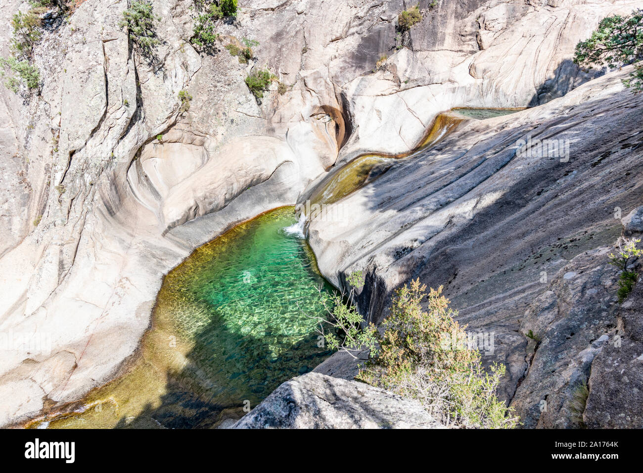 Cascade et piscine naturelle dans le célèbre canyon Purcaraccia à Bavella en été. La cascade forme des toboggans naturels dans les rochers. Corse, France Banque D'Images