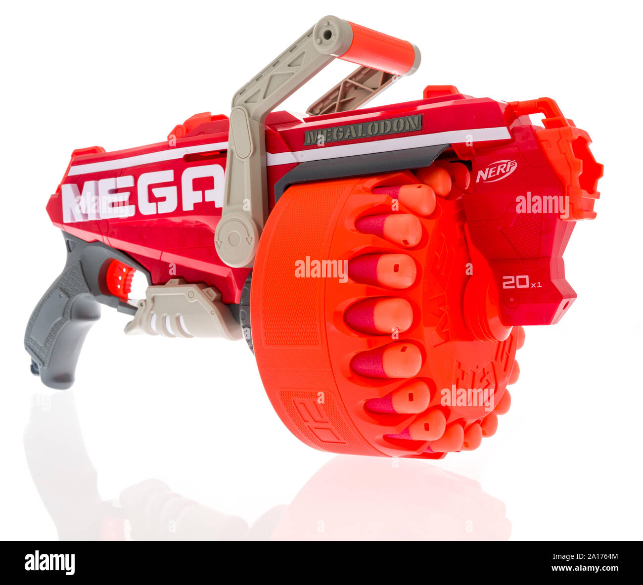 Winneconne, WI - 20 septembre 2019 : Un Megalodon Nerf N-Strike mega canon dart sur un fond isolé. Banque D'Images