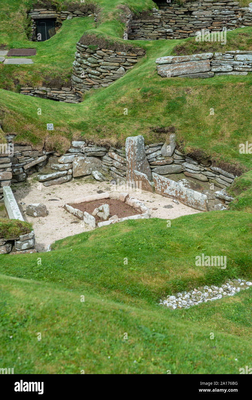 Skara Brae, un village néolithique en pierre situé sur la baie de Skaill sur la côte ouest de l'îles Orcades en Ecosse. Banque D'Images