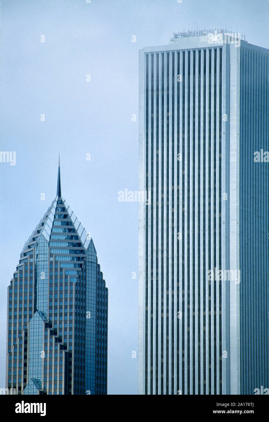 USA. L'Illinois. Chicago. Gratte-ciel. Two Prudential Plaza et Aon Center du Planétarium Adler. Banque D'Images