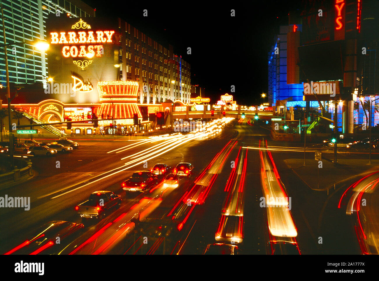 USA. Le Nevada. Las Vegas. Scène de rue avec trafic de nuit. Banque D'Images