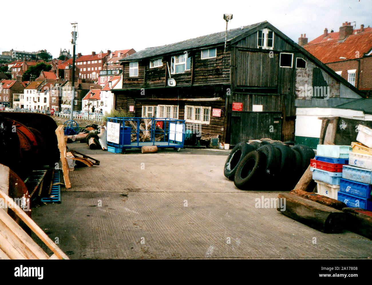 Une photographie vintage à Whitby, North Yorkshire, montrant le dernier de la ville historique d'harbourside en bois entrepôts sur le quai de la rue de l'Église, Whitby, dans le Yorkshire, UK., juste avant sa démolition. (Maintenant Whitby Shipyard) Banque D'Images