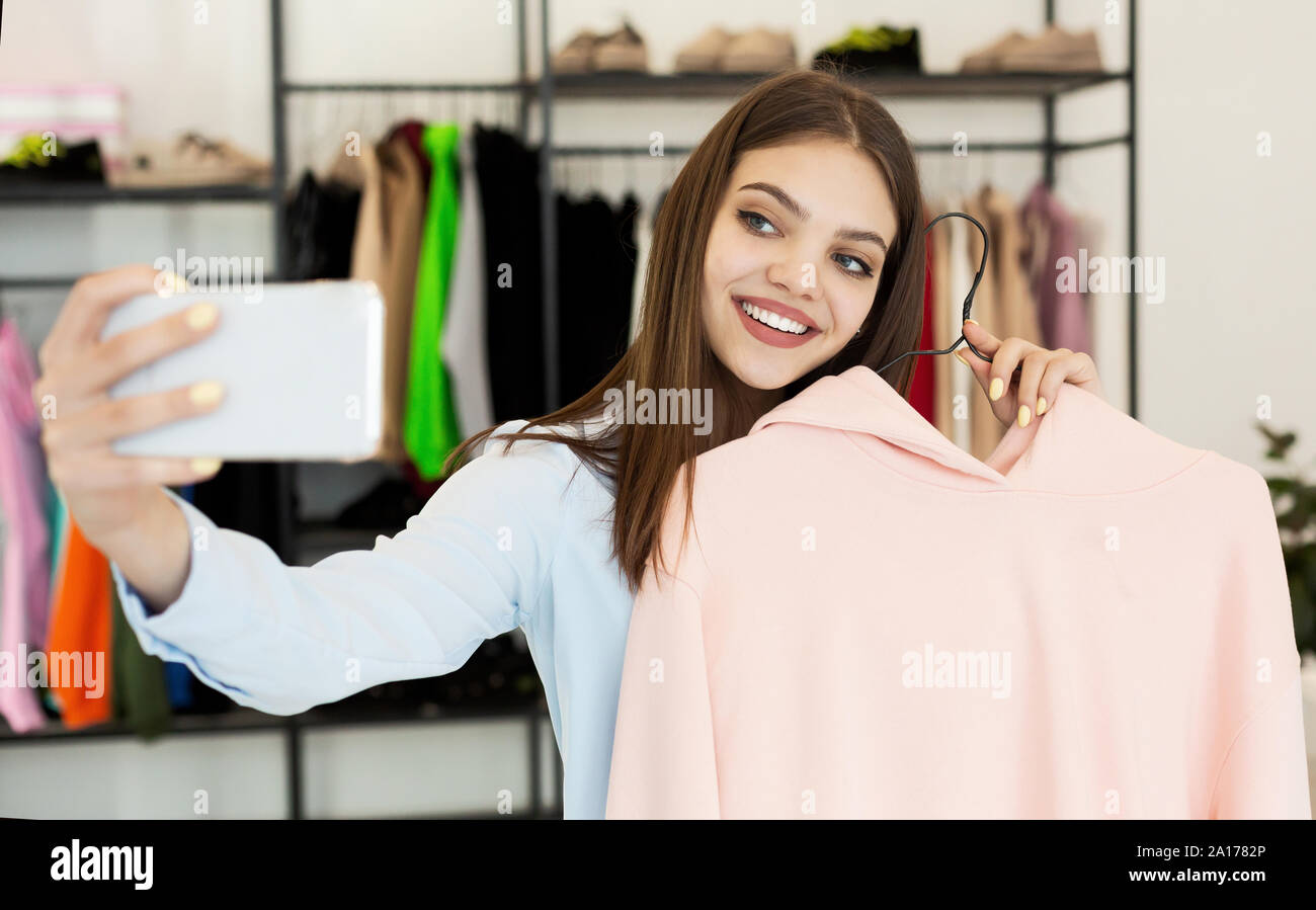 Mode prenant en Selfies Shopping in Clothing Store Banque D'Images