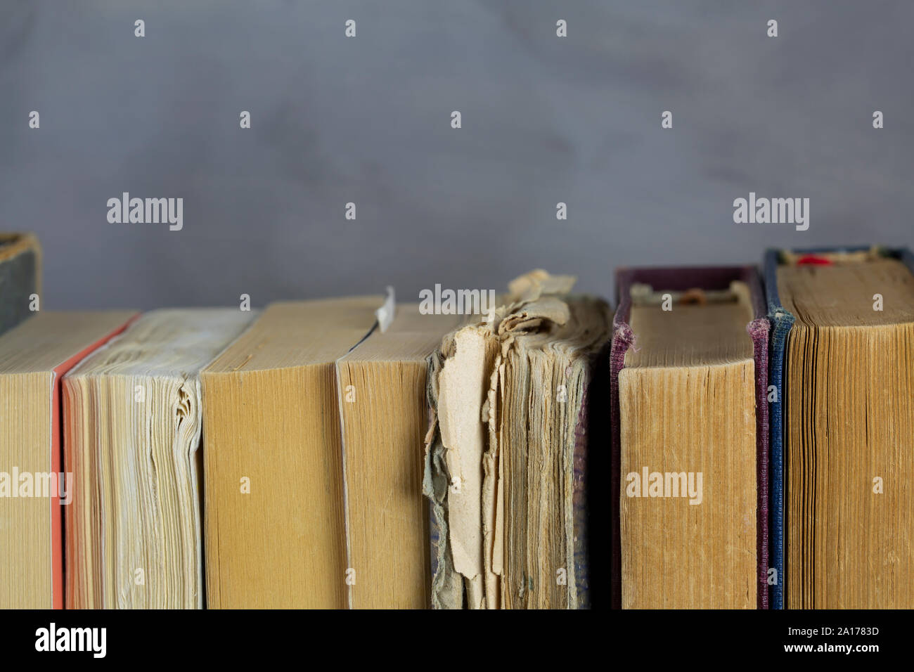 Pile de livres et des pages de livre Banque D'Images