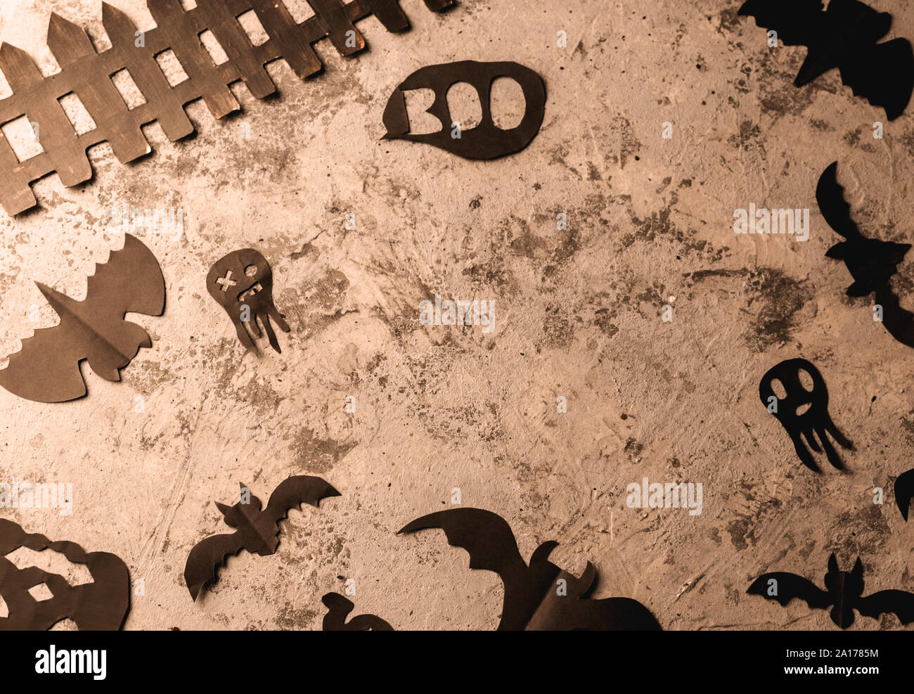 Les chiffres d'un black bat et fantômes taillée dans le papier noir sur une surface en béton. copier l'espace. De l'artisanat pour l'halloween concept. De couture. Fla Banque D'Images