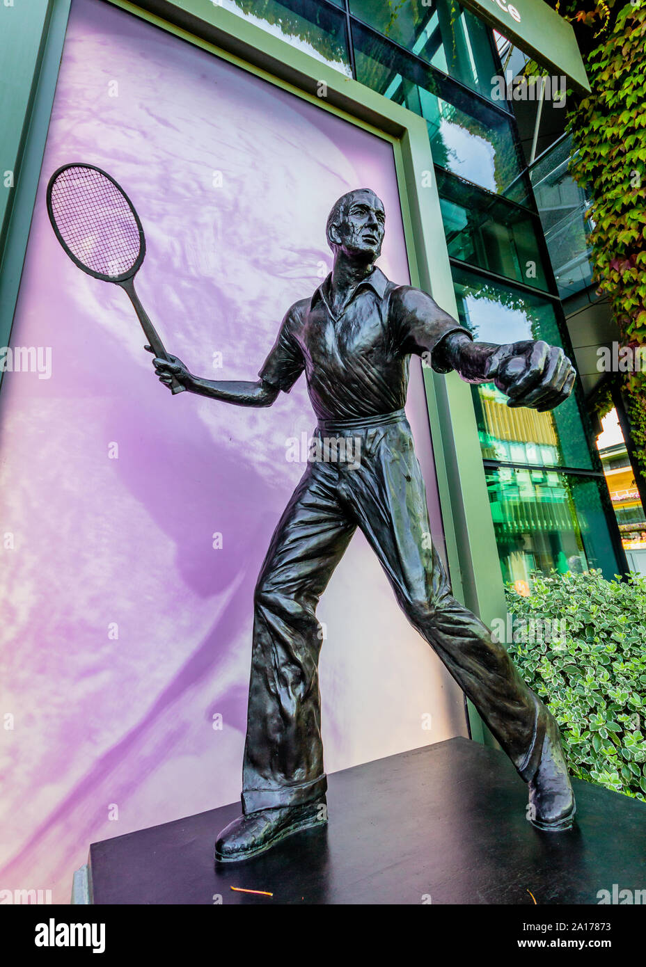 Fred Perry statue et tombe à l'extérieur Centre Court, Wimbledon. Banque D'Images