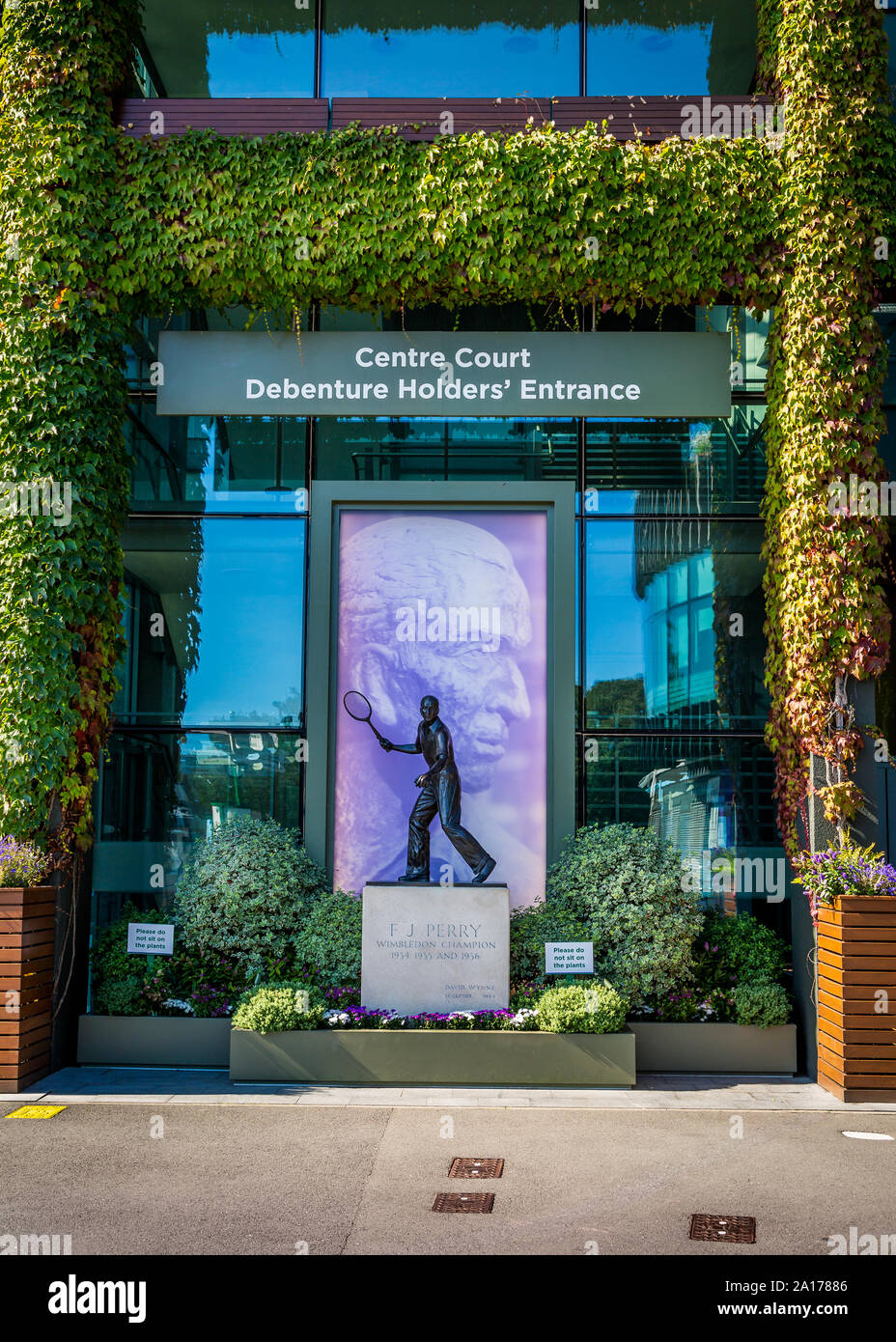 Fred Perry statue et tombe à l'extérieur Centre Court, Wimbledon. Banque D'Images