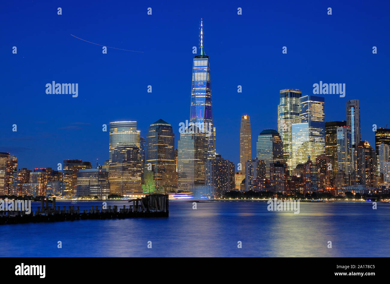 Vue de la nuit de One World Trade Center et les toits de Manhattan avec Hudson River en premier plan.New York City.USA Banque D'Images