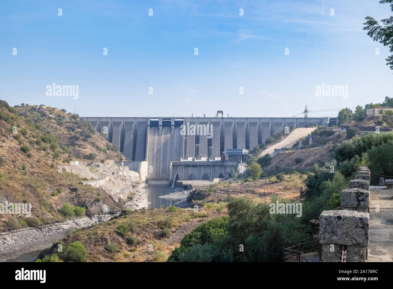 Vue du mur de barrage de l'Alcantara à côté du célèbre pont romain du même nom dans la région de Cáceres, Extremadura. Espagne Banque D'Images