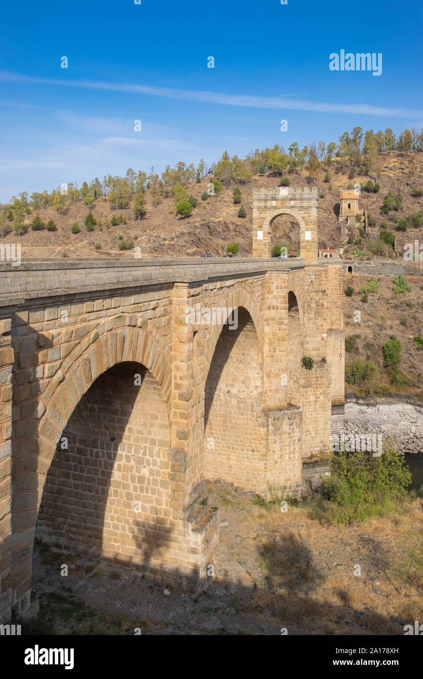 Le pont romain d'Alcantara est un deux mille ans vieux pont de pierre qui enjambe le Tage. Construit par les Romains pour relier un commer Banque D'Images