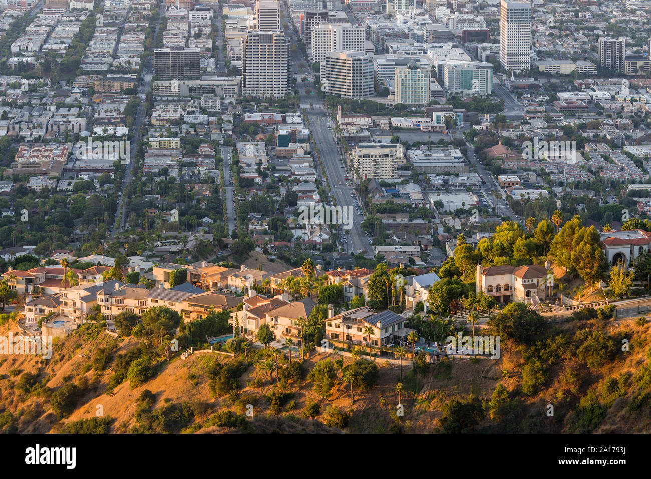 Hilltop view homes au-dessus du centre-ville de Glendale, près de Los Angeles en Californie du Sud. Banque D'Images