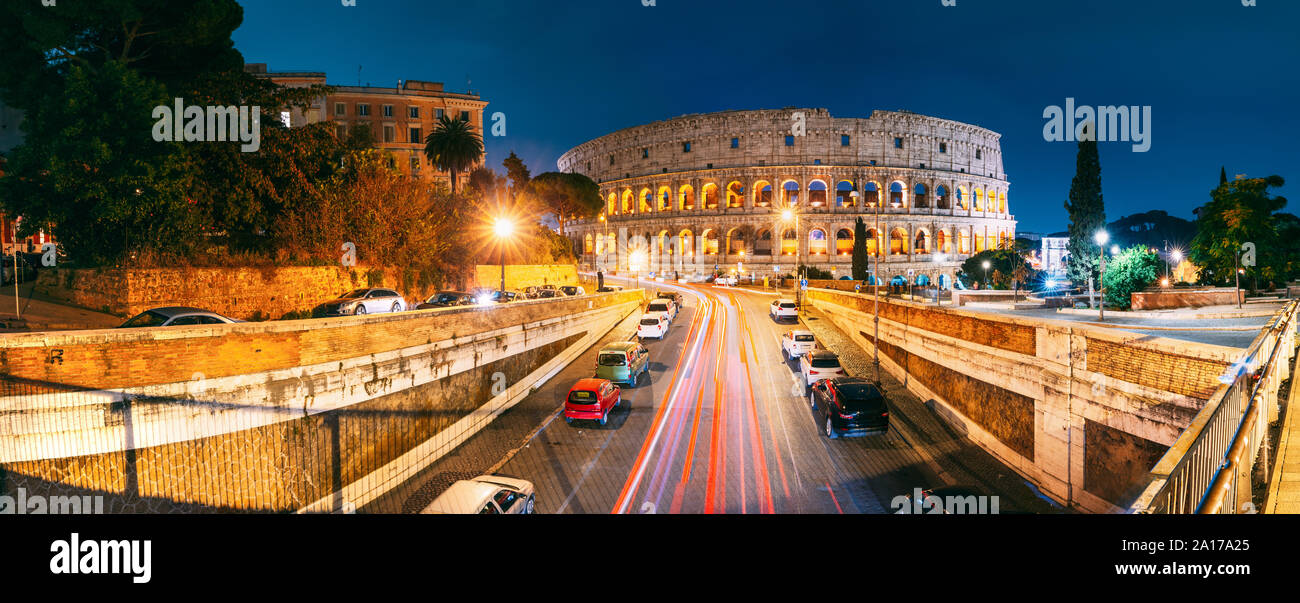 Rome, Italie. Également connu sous le nom de Colisée Amphithéâtre Flavien. Dans la circulation près de Rome célèbre monument du monde dans la soirée. Monde célèbre monument UNESCO Banque D'Images