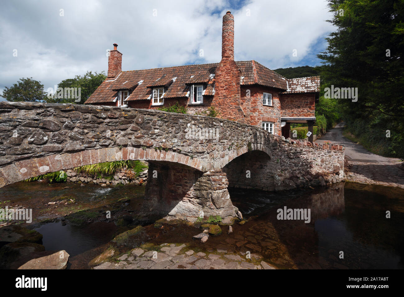 Bridge, Ford et cottage à Allerford village. Parc National d'Exmoor. Le Somerset. UK. Banque D'Images