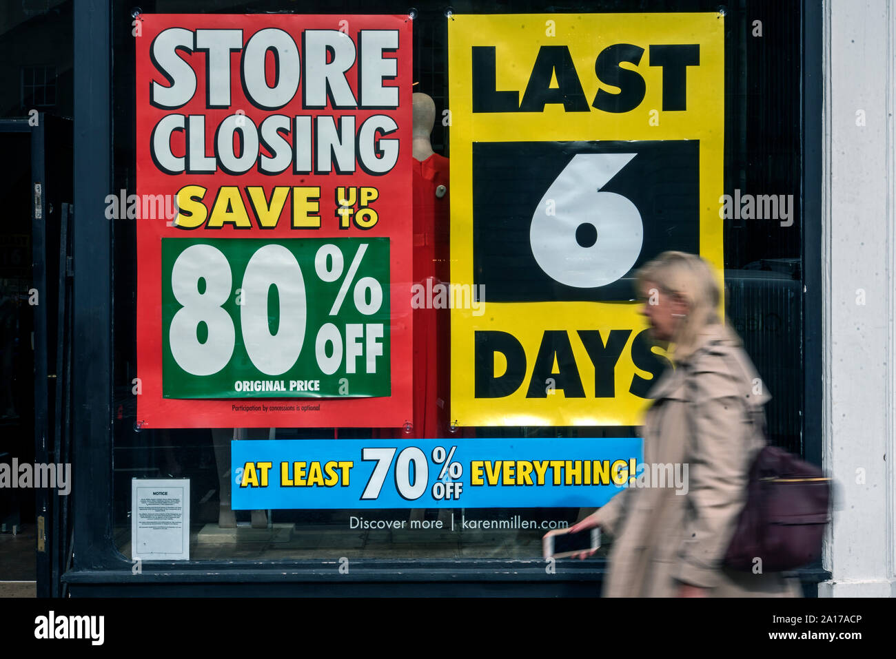 Femme marche par 'Fermer' et '6 Jours' dans la fenêtre de l'Karen Millen store sur George Street, Édimbourg, Écosse, Royaume-Uni. Banque D'Images