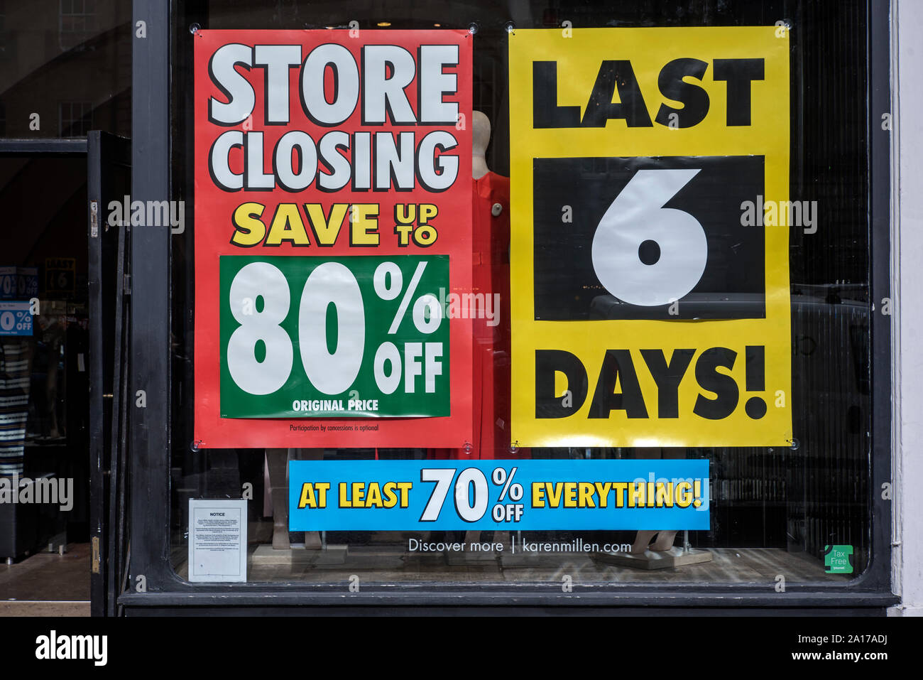 'Fermeture' et '6 Jours' dans la fenêtre de l'Karen Millen store sur George Street, Édimbourg, Écosse, Royaume-Uni. Banque D'Images