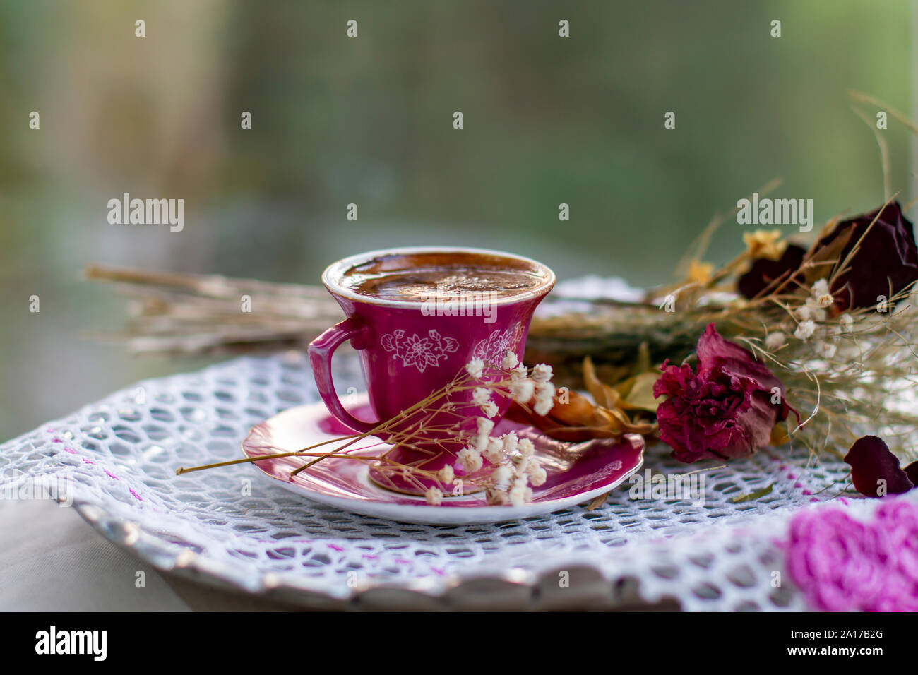 Concept café turc, tasse en céramique et fleur avec ornement Photo Stock -  Alamy