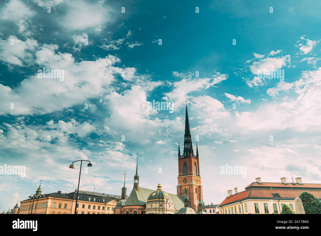 Stockholm, Suède. Vue sur la vieille ville avec une tour de l'église de Riddarholm. Plus ancienne église de Gamla Stan, la vieille ville. Banque D'Images