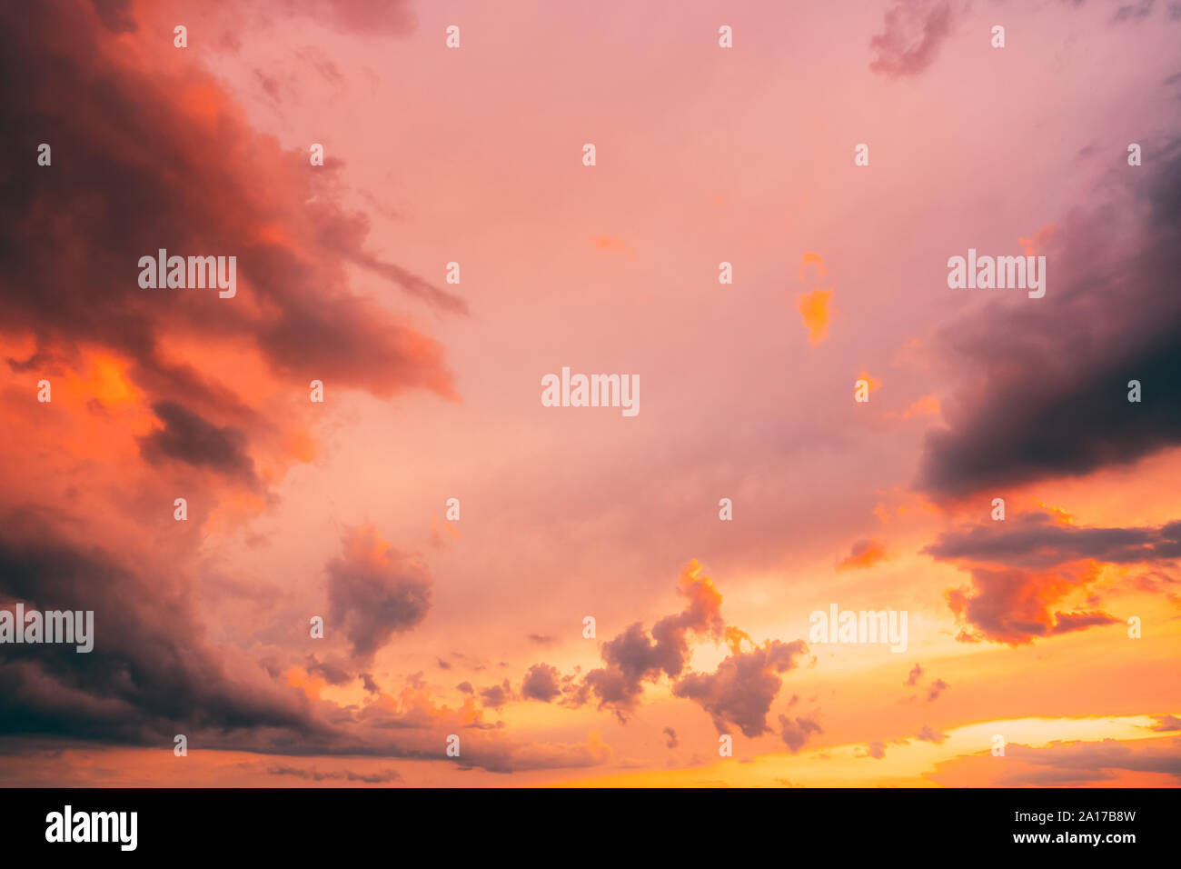 Lumineux naturel ciel dramatique en différentes couleurs au coucher de soleil. Fond de Ciel coloré. La beauté dans la nature. Banque D'Images