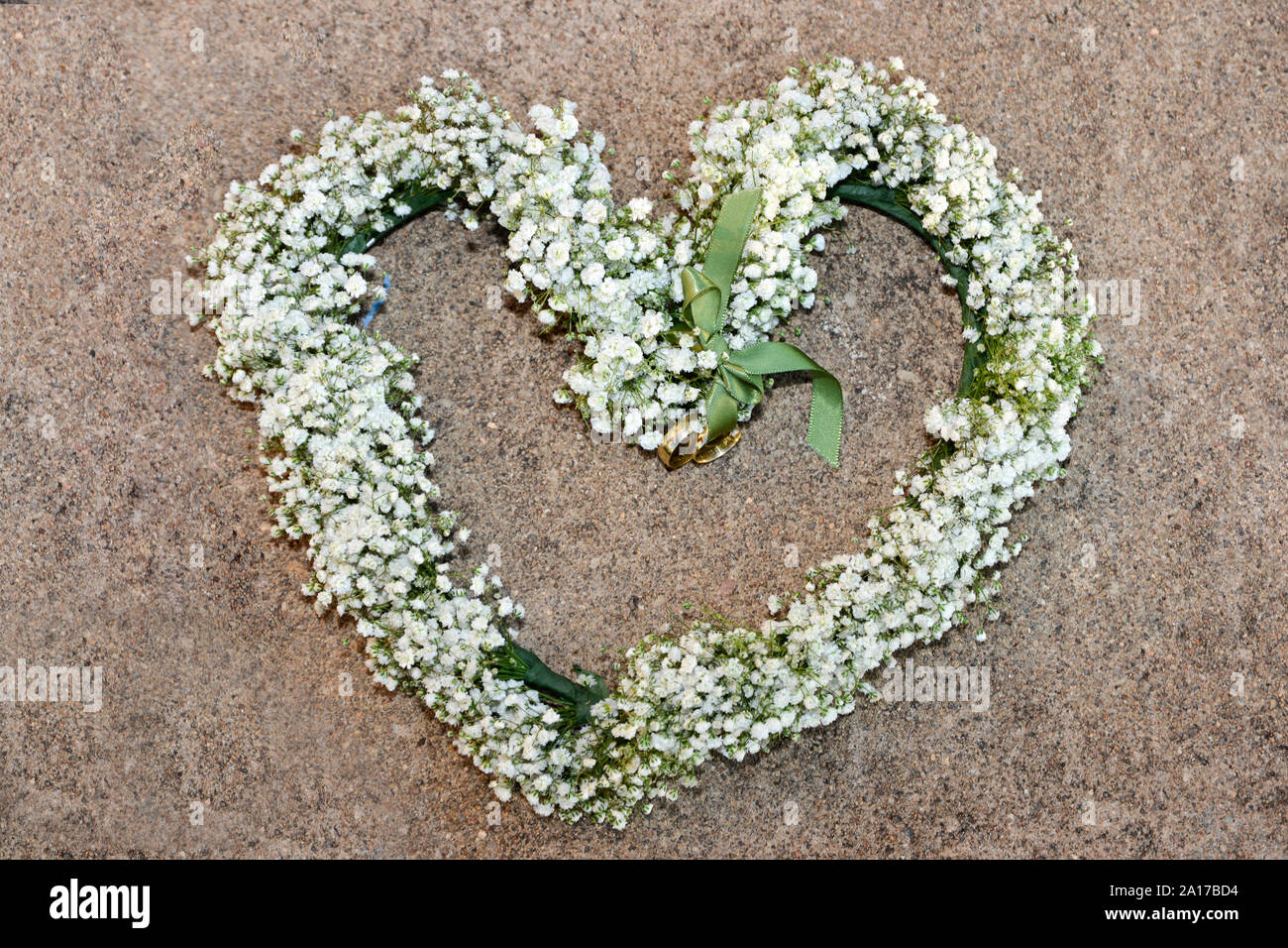 Fleur blanche en forme de cœur avec l'arrangement de mariage attachés en ruban vert Banque D'Images