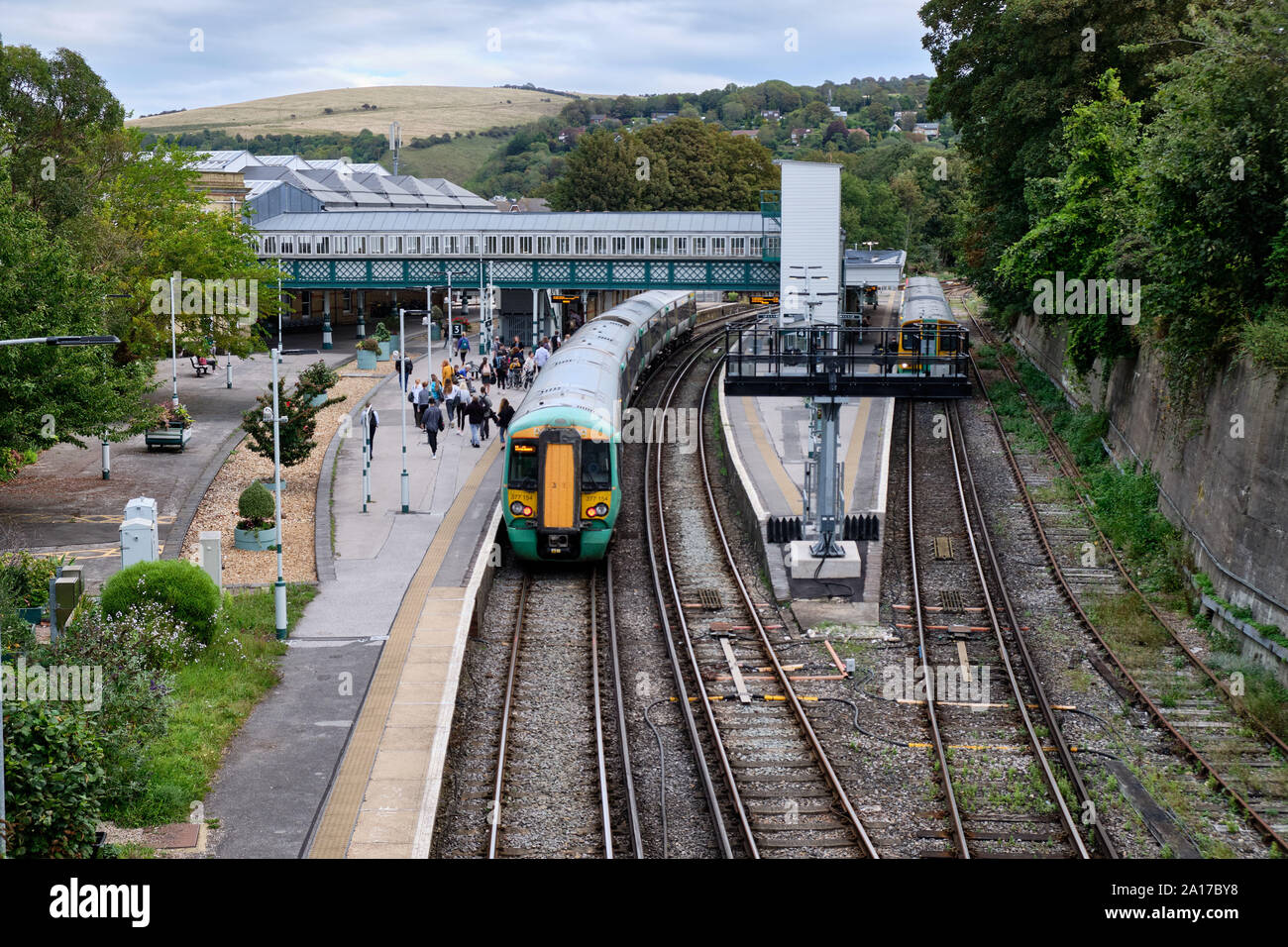 Lewes, les banlieusards de descendre de train sur la plate-forme de station comme vu du dessus Banque D'Images