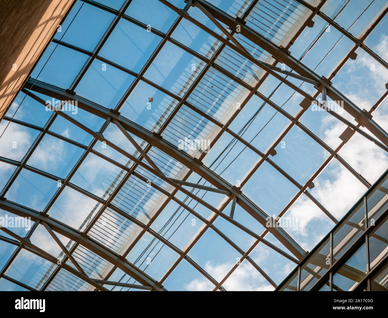 Vitrage du toit ajouré sur le centre commercial. Plafond dans la forme  d'une arche en acier avec des fenêtres en verre. Ciel bleu sur un jour  nuageux Photo Stock - Alamy