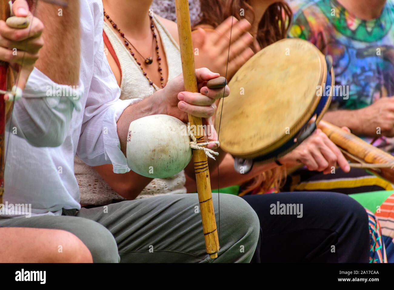 Instrument de musique brésilien appelé berimbau et d'autres personnes  généralement utilisé au cours de la capoeira fait venir d'Afrique et de  modification par les esclaves Photo Stock - Alamy