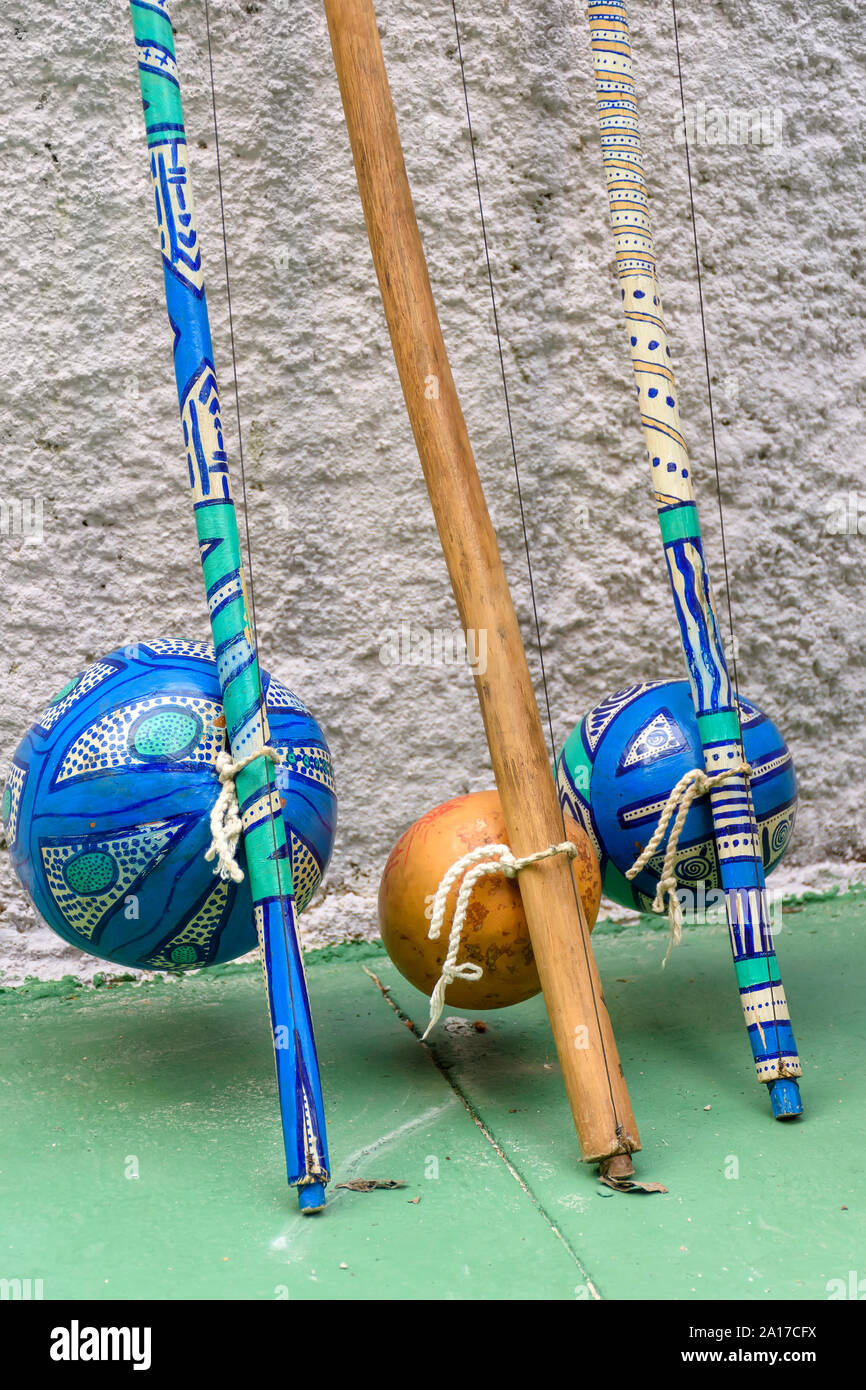 Instrument de musique brésilien appelé berimbau et habituellement utilisé au cours de la capoeira fait venir d'Afrique et de modification par les esclaves Banque D'Images