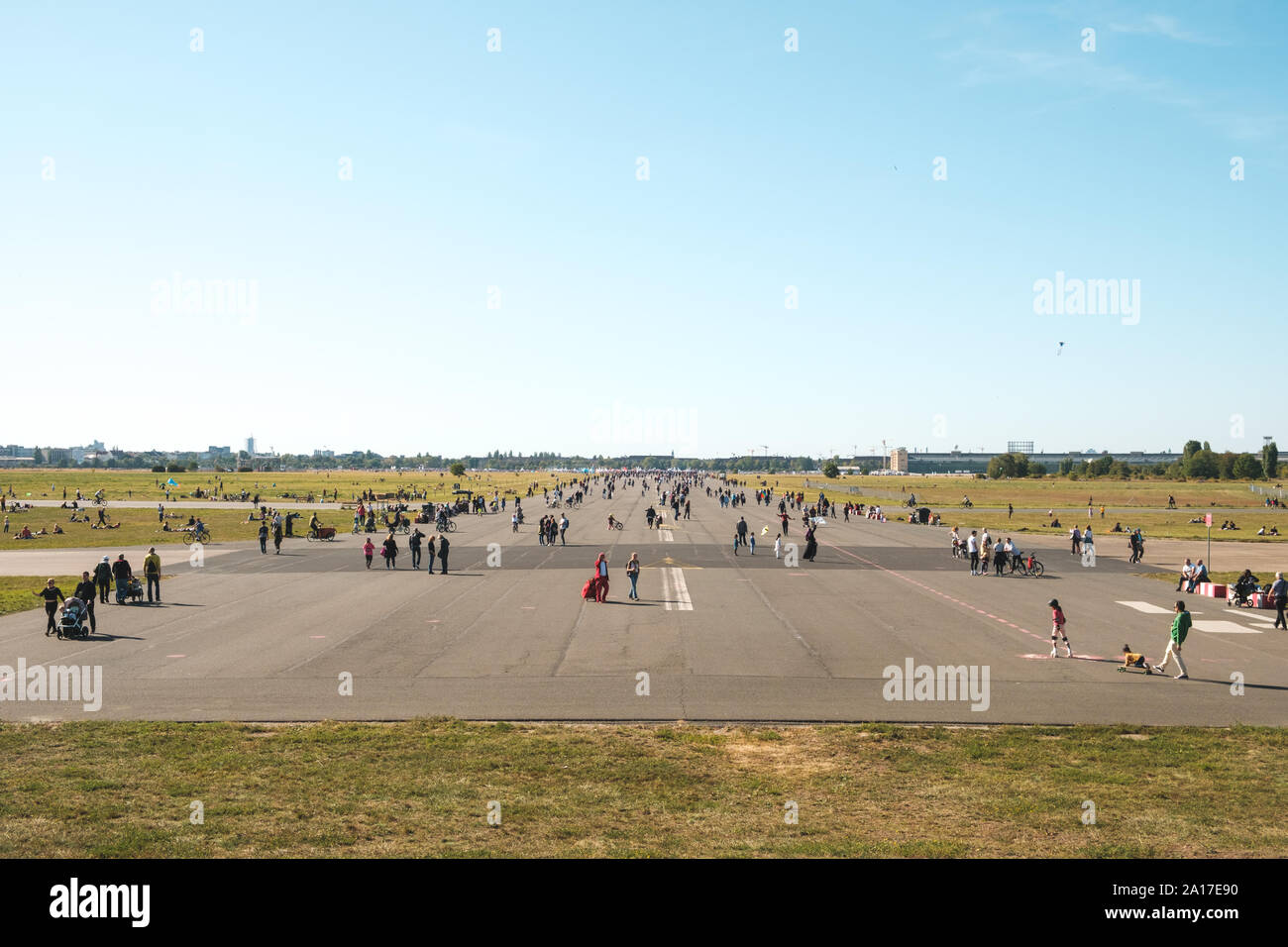 Berlin, Allemagne - Septembre 2019 : Beaucoup de personnes en plein air, sur l'Aérodrome de Flughafen Tempelhof), ancienne ville des aéroports de Berlin Banque D'Images