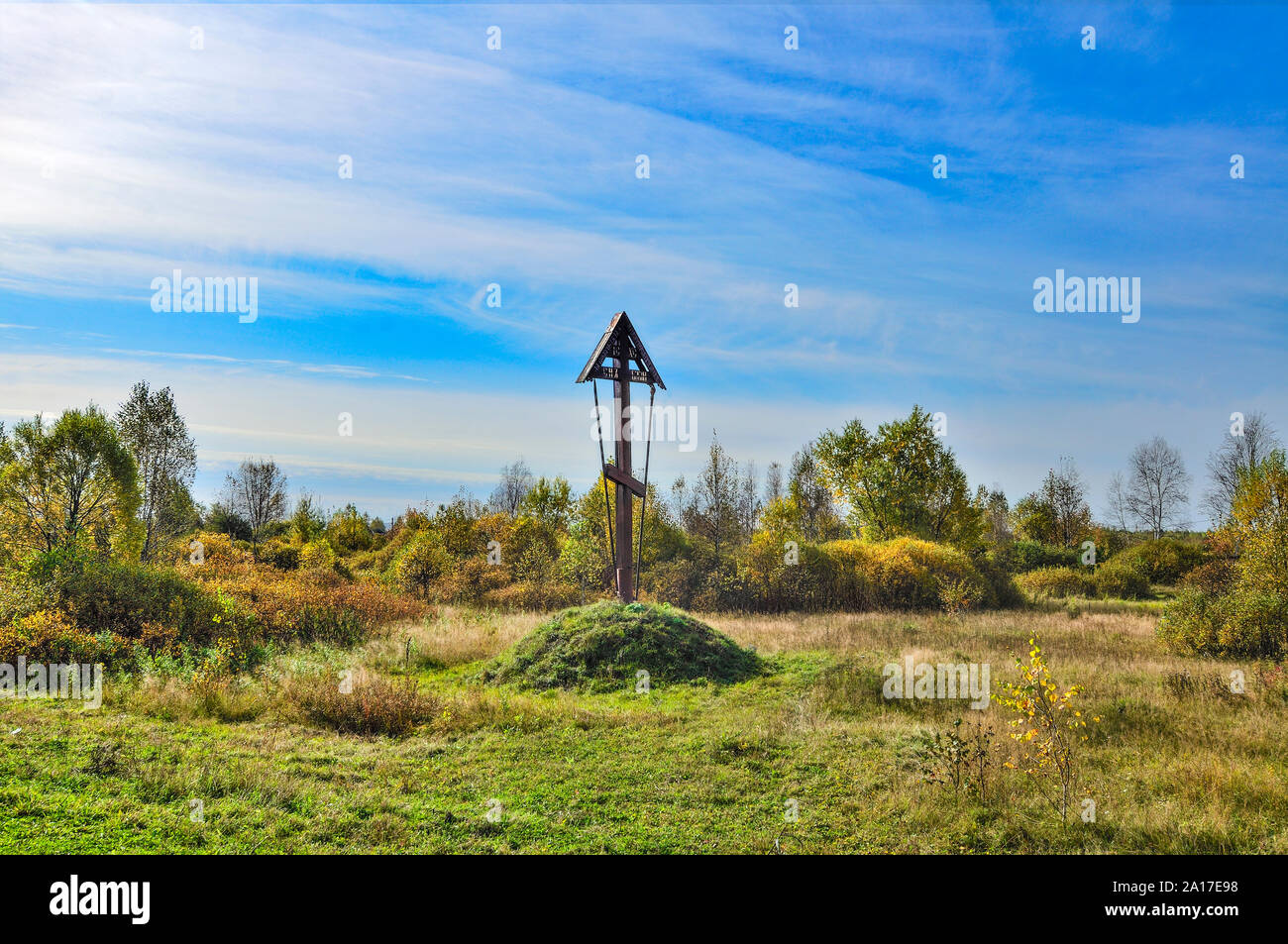 Croix de bois seul par la route passant bénit les voyageurs et rappelle aux gens qui sont morts dans des accidents de voiture. Beau paysage d'automne, journée ensoleillée Banque D'Images